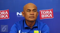 Asisten pelatih Persib, Herry Setiawan menyimak pertanyaan jelang laga final Turnamen Piala Bhayangkara di Stadion GBK Jakarta, Sabtu (2/4/2016). Laga final akan berlangsung pada Minggu (3/4). (Liputan6.com/Helmi Fithriansyah)