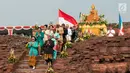 Sejumlah guru se-Jawabarat mengenakan pakain adat dalam perayaan Puja Waisak 2561 BE di komplek Candi Jiwa, Batujaya, Karawang, Jawa Barat (21/5). Perayaan waisak mengangkat tema indahnya kebersamaan dalam Buddha Dhamma. (Liputan6.com/Gempur M Surya)