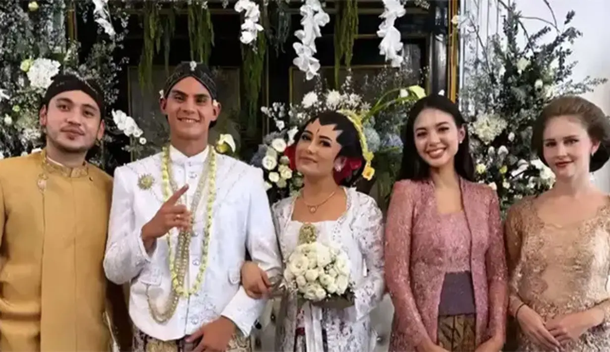 Putri Christian Gonzales di persunting Christian Mangaron Rontini yang merupakan pria kelahiran IItalia. Christian Rontini berposisi sebagai bek Timnas Filipina dan sekarang membela klub Persita Tangerang. Aurelie Moeramans dan Giorgino Abraham tampak hadir dalam pernikahan Amanda. [Foto: Instagram/aurelie]