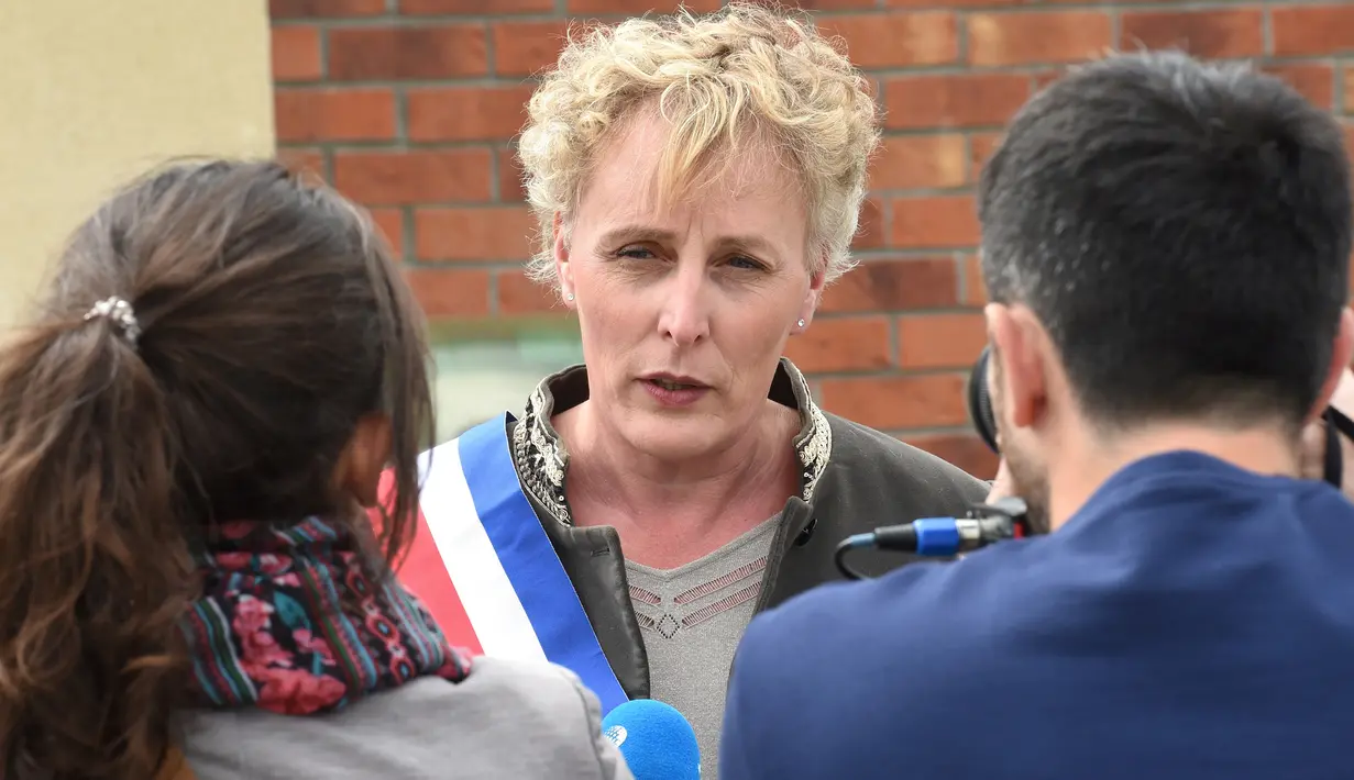 Marie Cau, transgender pertama yang terpilih sebagai wali kota di Prancis menjawab pertanyaan wartawan di Tilloy-lez-Marchiennes pada 24 Mei 2020. Cau berjanji bakal meningkatkan kondisi lingkungan dan sosial di Tilloy-Lez-Marchiennes setelah menerima selempang kehormatannya (FRANCOIS LO PRESTI/AFP)