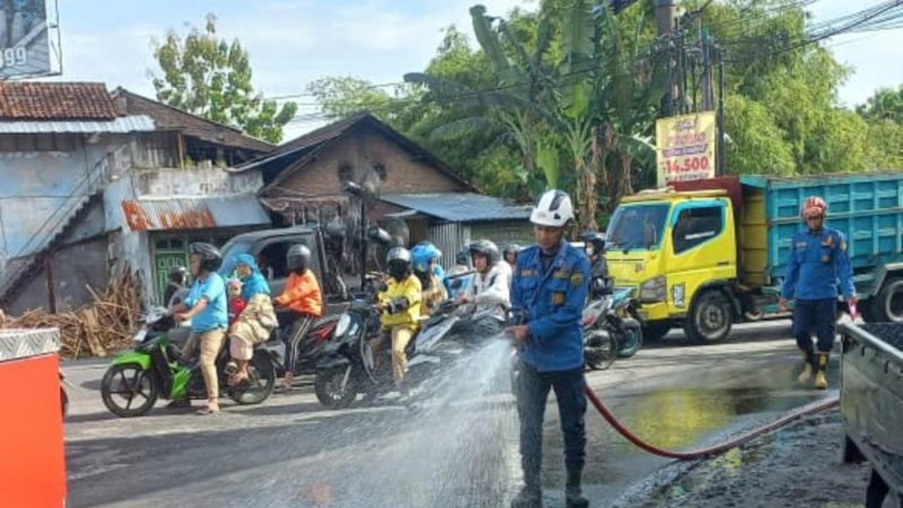 BPBD Bantul Kerahkan Damkar Bersihkan Tumpahan Solar di Jalan, Cegah Bahaya Kecelakaan