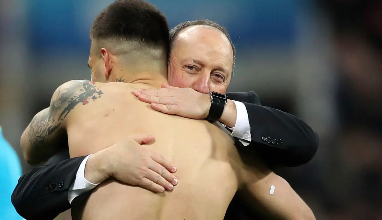 Pelatih Newcastle United, Rafael Benitez memeluk salah satu pemainnya setelah promosi ke Liga Primer Inggris di Stadion St. James Park, Newcastle, (25/4). (Owen Humphreys/PA Wire)
