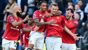 Bek Manchester United asal Belanda #04, Matthijs de Ligt (2R), merayakan gol kedua mereka di menit-menit akhir bersama rekan satu timnya dalam pertandingan Premier League Inggris antara Tottenham Hotspur dan Manchester United di Stadion Tottenham Hotspur, London, pada 8 November 2025. (Ben STANSALL/AFP)