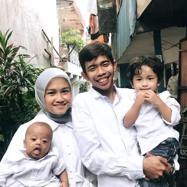Istri Hamil Anak Ketiga, Ini 6 Potret Keluarga Kecil Dede Sunandar dan Karen