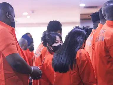 Warga Negara Asing (WNA) yang terjaring Operasi Pengawasan Wira Waspada Jabodetabek dihadirkan saat konferensi pers di kantor Direktorat Jenderal Imigrasi, Jakarta, Rabu (8/10/2025). (merdeka.com/Arie Basuki)