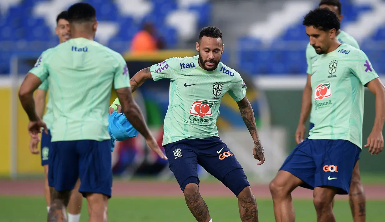 Pemain depan Brasil, Neymar (tengah) dan bek Marquinhos (kanan), mengambil bagian dalam sesi latihan menjelang Kualifikasi Piala Dunia 2026, di stadion Mangueirao di Belem, Rabu (6/9/2023). (Photo by CARL DE SOUZA / AFP)