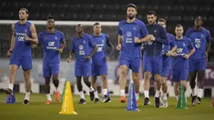Para Pemain Prancis melakukan pemanasan selama sesi latihan di stadion Jassim Bin Hamad di Doha, Qatar, Senin, 12 Desember 2022. Prancis akan bermain melawan Maroko dalam pertandingan semifinal Piala Dunia 2022 di Stadion Al Bayt, Al Khor, Kamis (15/12/2022) pukul 02.00 WIB. (AP Photo/Christophe Ena)