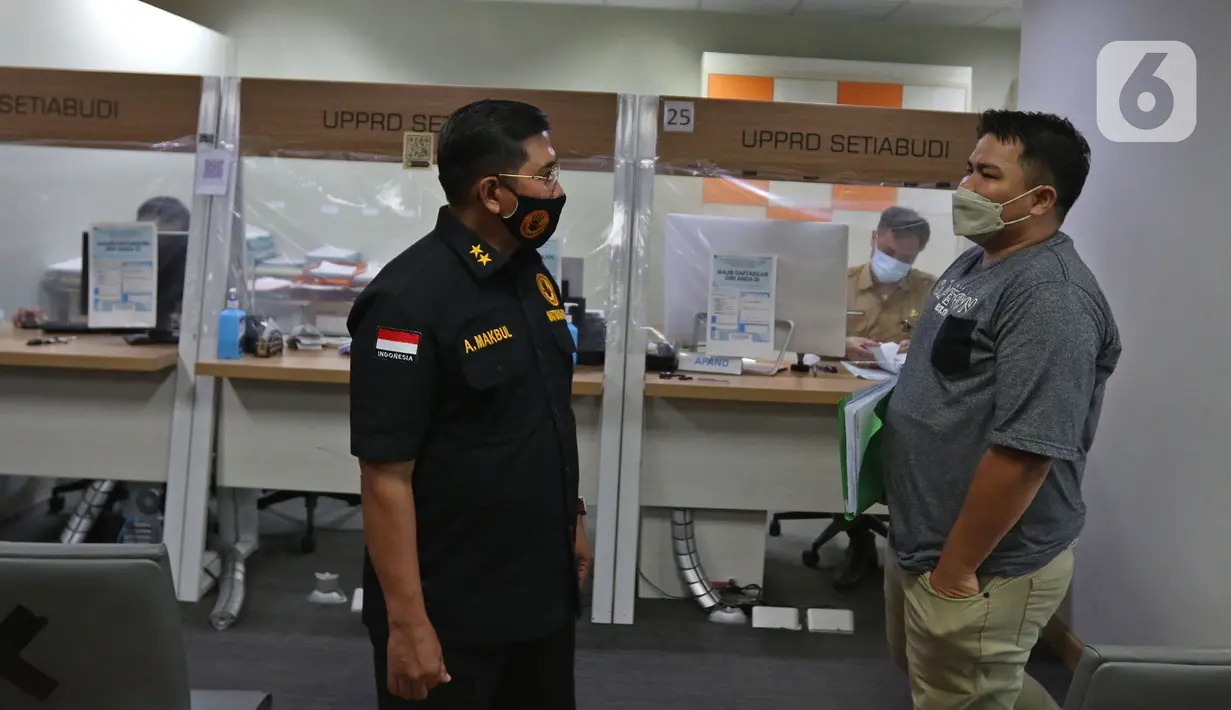 Satgas Saber Pungli Irjen Pol Agung Makbul berbincang dengan warga saat melakukan monitoring program pencegahan dan pemberantasan pungutan liar di Mal Pelayanan Publik Provinsi DKI Jakarta, Senin (22/11/2021). (Liputan6.com/Herman Zakharia)