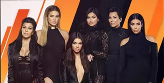Keluarga yang terkenal sejak 2007, saat kehidupannya mulai diekspos melalui program televisi berjudul Keeping Up with the Kardashians (KUWTK) ini seringkali tampil dengan gaya kasualnya, termasuk sang ibu, Kris Jenner. (Instagram/krisjenner)