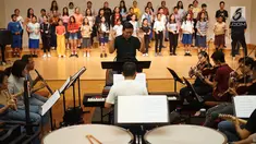 Konduktor Avip Priatna memimpin latihan jelang seri konser ke-10 The Resonanz Music Studio di Balai Resital Kertanegara, Jakarta, Kamis (22/8/2019). Konser Simfoni untuk Bangsa 2019 bertema ‘Mengenang 60 Tahun Elfa Secioria’ itu akan diselenggarakan pada 25 Agustus. (Liputan6.com/Immanuel Antonius)
