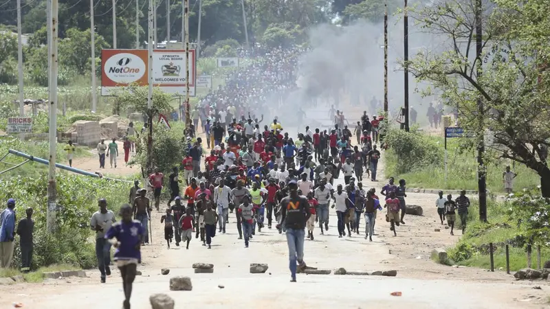 Aksi protes menentang kenaikan harga bahan bakar di Zimbabwe (AP/Tsvangirayi Mukhwazhi)