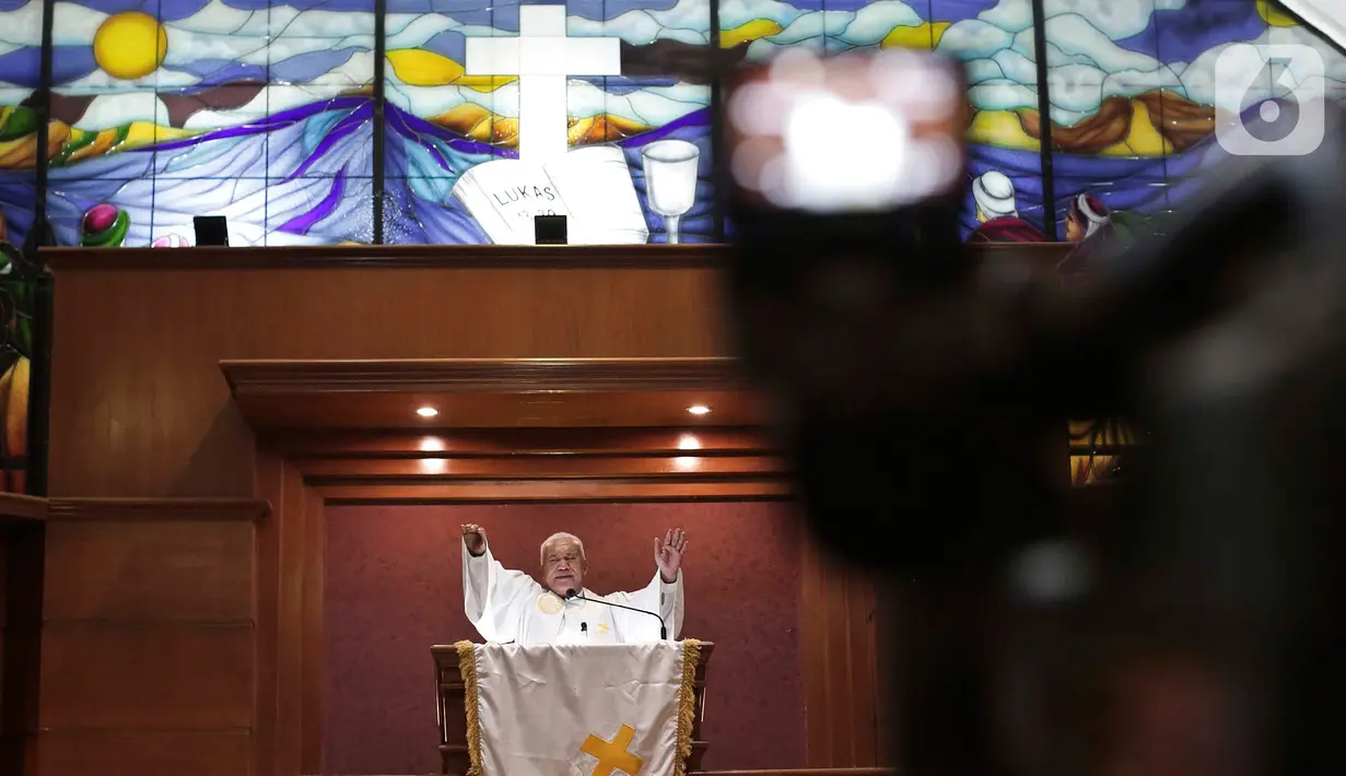 Pastur memimpin Misa Kenaikan Yesus Kristus di Gereja Protestan Indonesia Bagian Barat (GPIB) Effatha, Jakarta, Kamis, (21/5/2020). Di tengah wabah Covid-19, ibadah Misa Kenaikan Yesus di gereja tersebut ditiadakan dan diganti dengan menggunakan layanan "Streaming". (Liputan6.com/Johan Tallo)