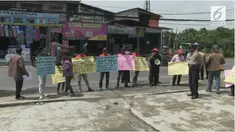 Tak kunjung diberangkatkan, beberapa warga lakukan demo di sebuah kantor biro umroh dengan menyegel kantor dan membakar ban bekas.