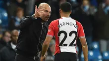 Pelatih Manchester City, Pep Guardiola saat memarahi gelandang Southampton Nathan Redmond usai pertandingan di Stadion Etihad di Inggris (29/11). Guardiola mengatakan kepada Nathan betapa bagusnya permainan dia. (AFP Photo/Oli Scarff)