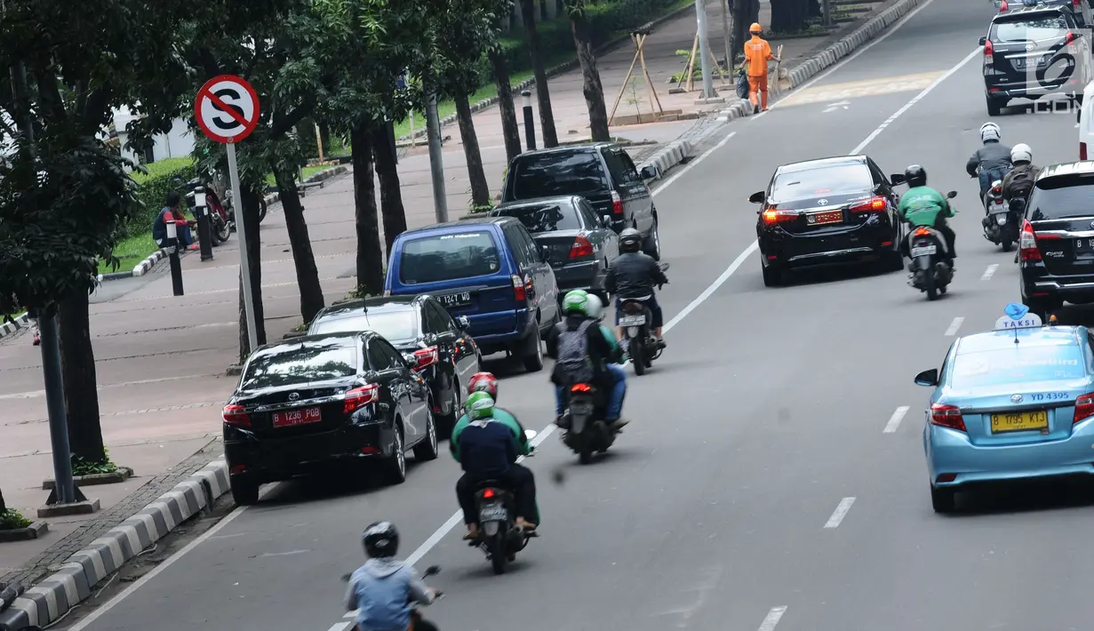 Sejumlah mobil parkir di jalur khusus motor di sekitar Jalan Medan Merdeka Barat, Jakarta, Kamis (1/3). Hal ini membuat pengendara sepeda motor kesulitan menggunakan jalur tersebut dan menggunakan lajur mobil. (Liputan6.com/Helmi Fithriansyah)