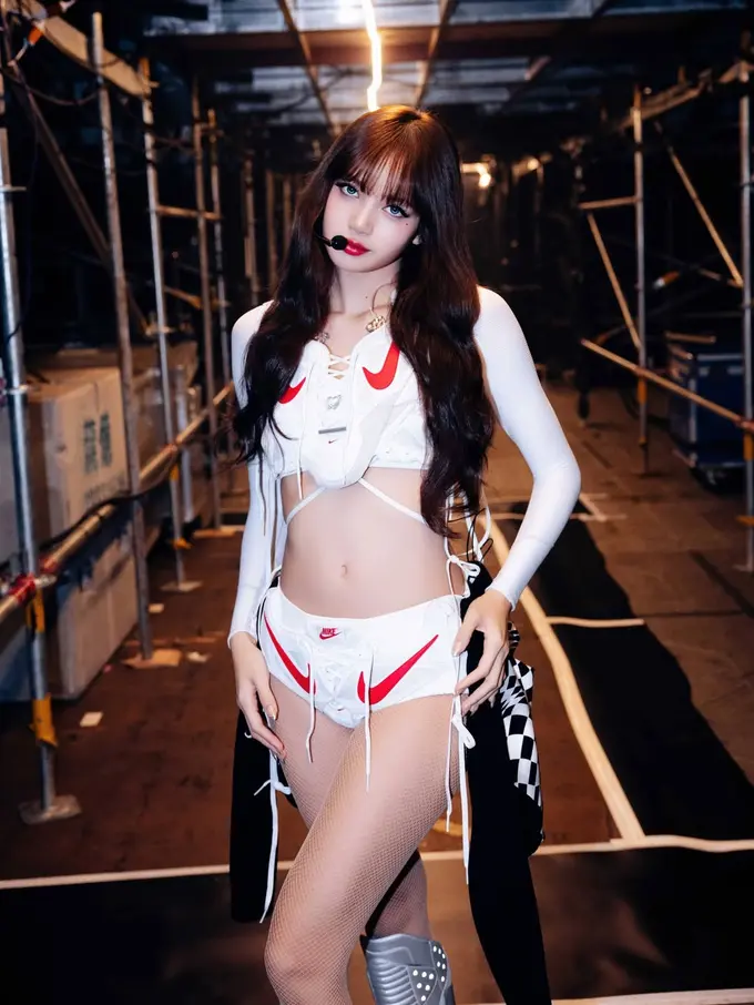 Gaya Debut Lisa BLACKPINK sebagai Brand Ambassador Nike, Nyentrik dengan Kostum dari Sepatu di Konser Hong Kong