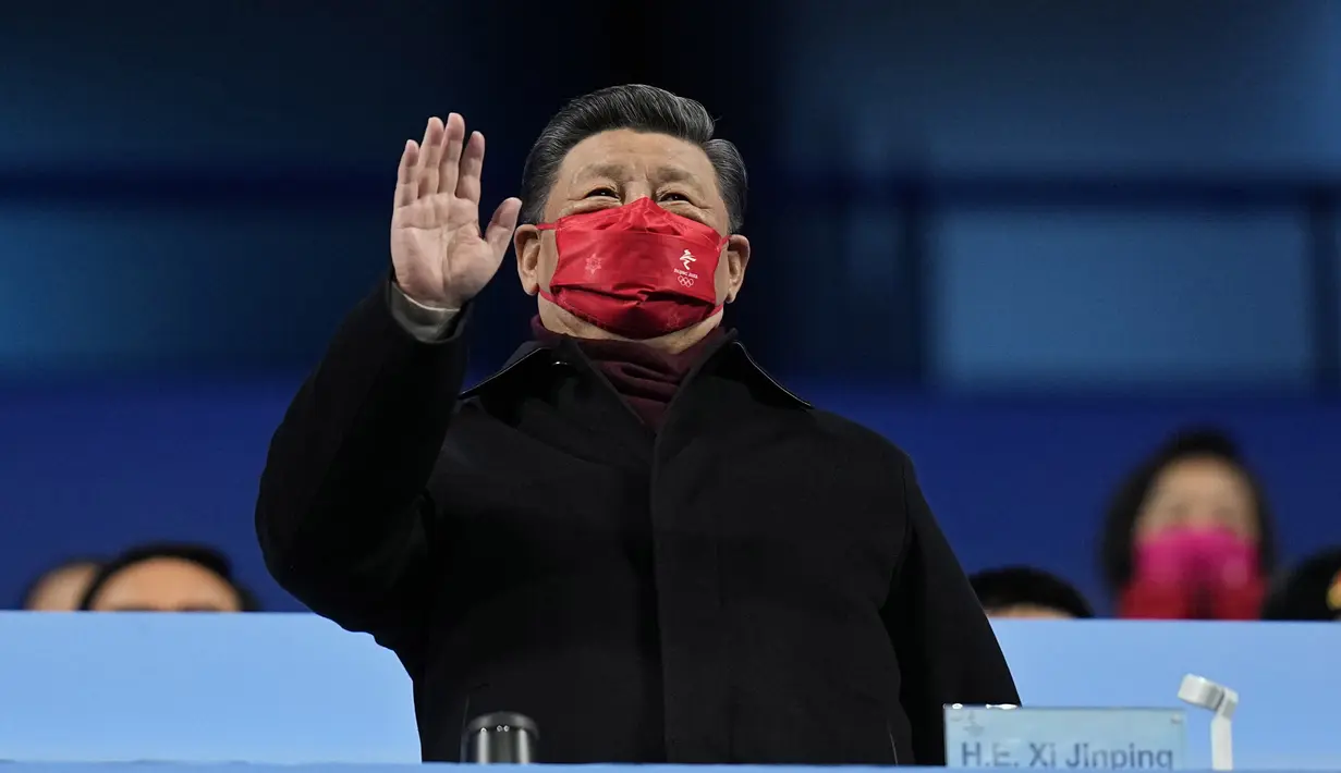 Presiden China Xi Jinping melambaikan tangan saat upacara penutupan Olimpiade Musim Dingin 2022, di Stadion Nasional, Beijing, China, Minggu (20/2/2022). Penutupan Olimpiade Musim Dingin 2022 melibatkan sedikitnya 1.000 seniman dan 3.000 pendukung lainnya. (AP Photo/Natacha Pisarenko)