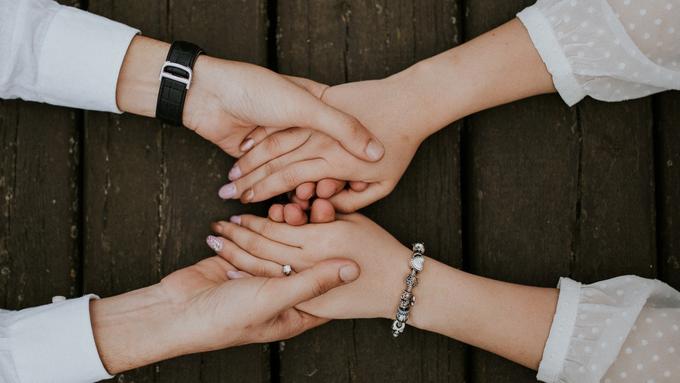 83 Koleksi Gambar Romantis Berpegangan Tangan HD Terbaru