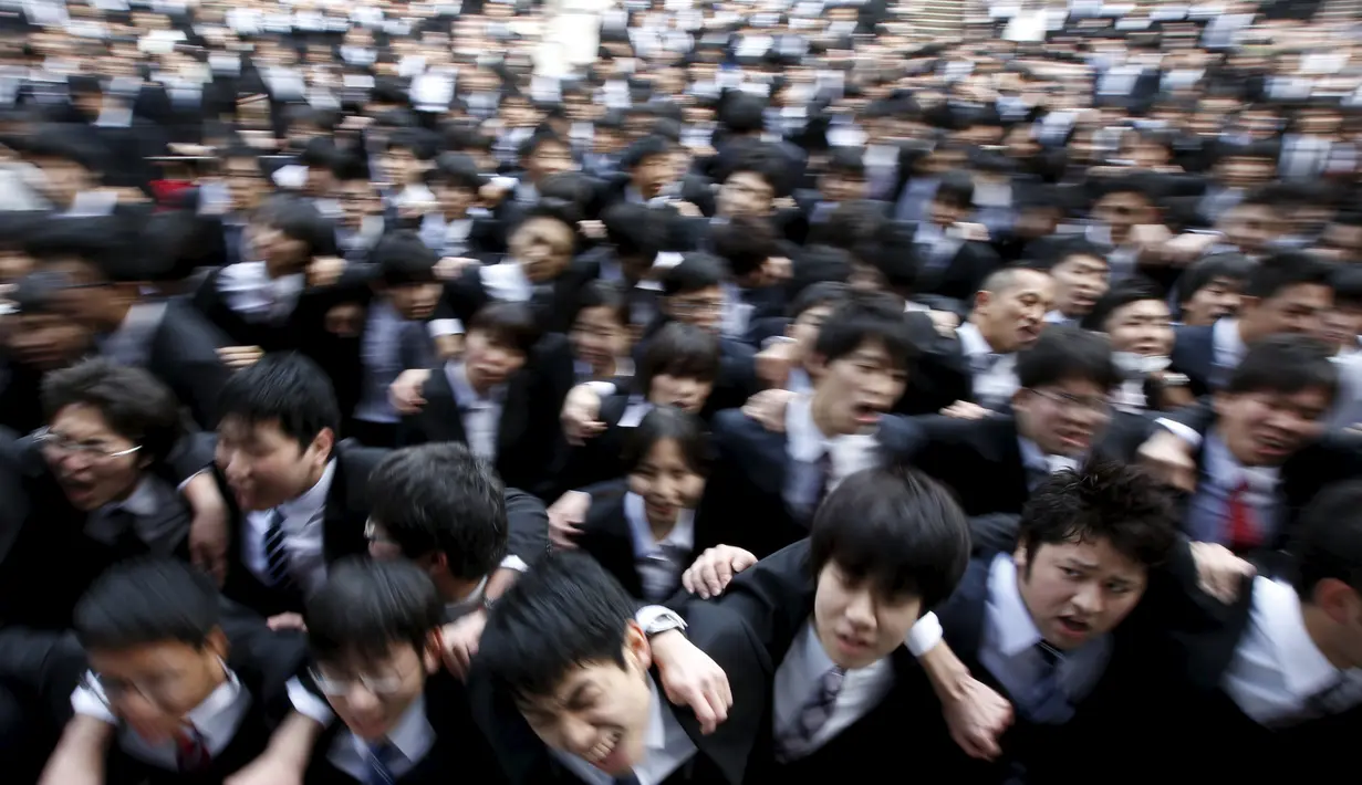 Ribuan mahasiswa Jepang berteriak dan mengangkat tangan untuk meningkatkan semangat mereka sebelum mengikuti acara bursa kerja di sebuah teater terbuka di Tokyo (25/2). (REUTERS/Issei Kato)