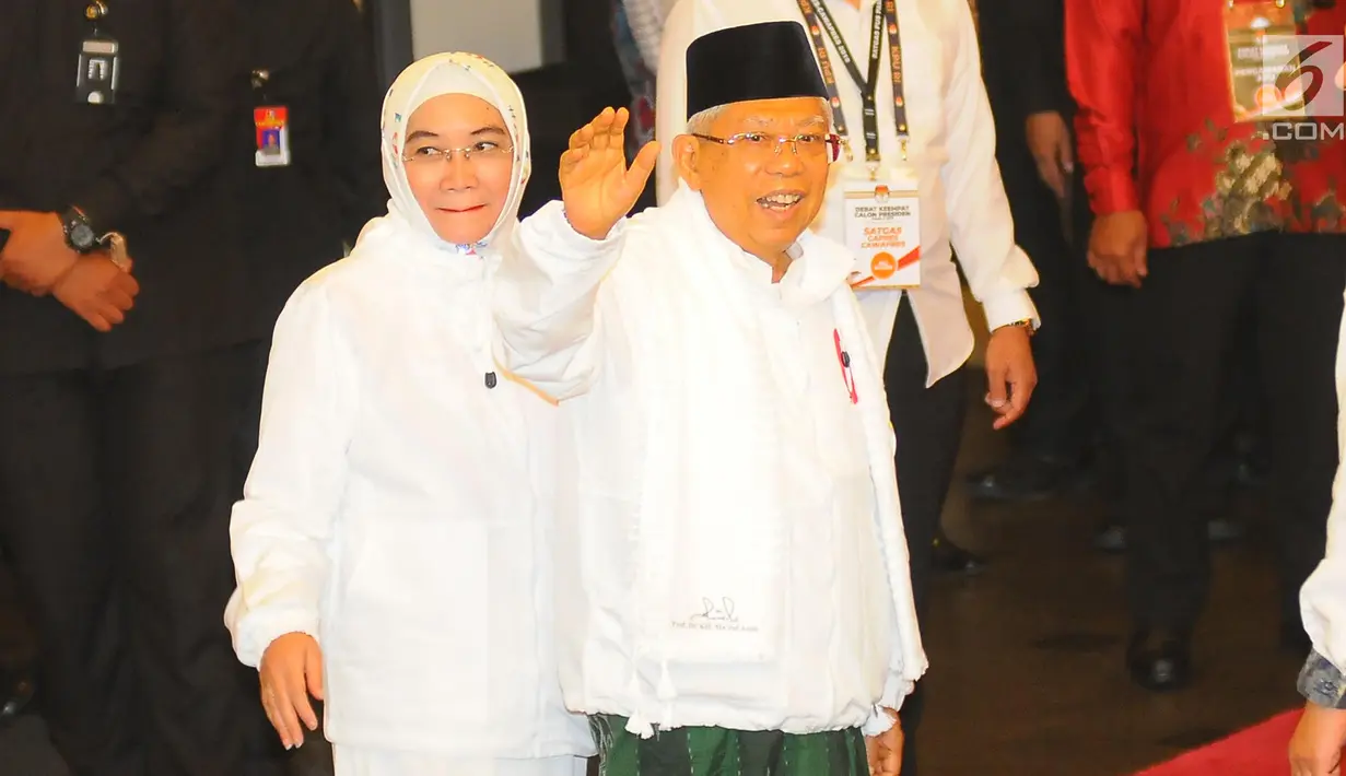 Cawapres nomor urut 01 Ma'ruf Amin berserta istri tiba di lokasi debat keempat Pilpres 2019 di Hotel Shangri-La, Jakarta, Sabtu (30/3). Debat dimoderatori Retno Pinasti dan Zulfikar Naghi, serta sembilan panelis. (Liputan6.com/AnggaYuniar)