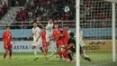 Pemain Timnas Indonesia U-16, Josh Holong, mencetak gol ke gawang Laos dalam laga terakhir Grup A Piala AFF U-16 2024 di Stadion Manahan Solo, Kamis, (27/6/2024). (Bola.com/Radifa Arsa)
