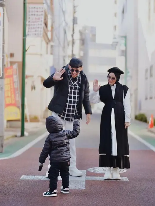 Plaid shirt yang dikenakan Rey bikin OOTD couple monokrom keduanya lebih hidup.  [@dindahw/@rey_mbayang].