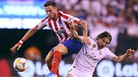 Gelandang Real Madrid, Luka Modric berebut bola dengan gelandang Atletico Madrid, Saul Niguez selama laga International Champions Cup 2019 di Arena Stadium Metlife, New Jersey (27/7/2019). Atletico menang telak 7-3 atas Real Madrid. (AFP Photo/Johannes Eisele)