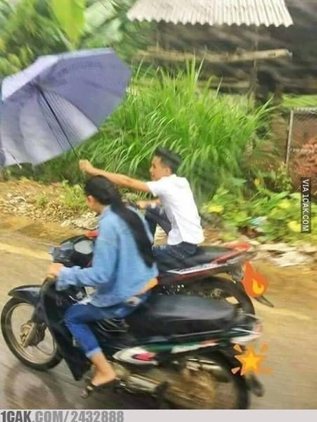 6 Momen Pacaran saat Hujan Ini Nyeleneh, Bikin Elus Dada