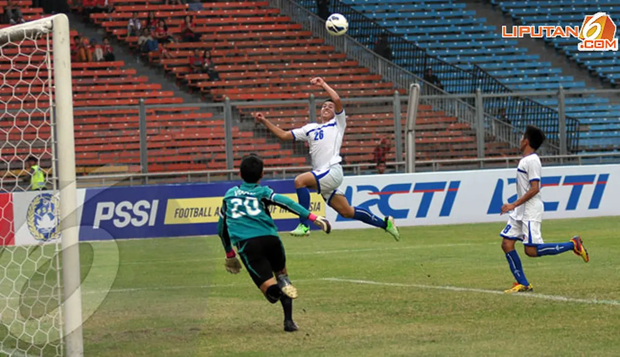Pemain Filipina U19, Kanayama mencoba menjebol gawang Laos yang dijaga Vixay Manith (Liputan6.com/ Helmi Fithriansyah)