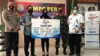 Bapak Imam Sudjarwo selaku Ketua Umum YPP yang juga Direktur Utama Indosiar Menyerahkan Langsung Bantuan Berupa Paket APD Kepada Pemerintah Kabupaten Kendal - Jawa Tengah / Foto: dok. Yayasan Pundi Amal Peduli Kasih (YPP)