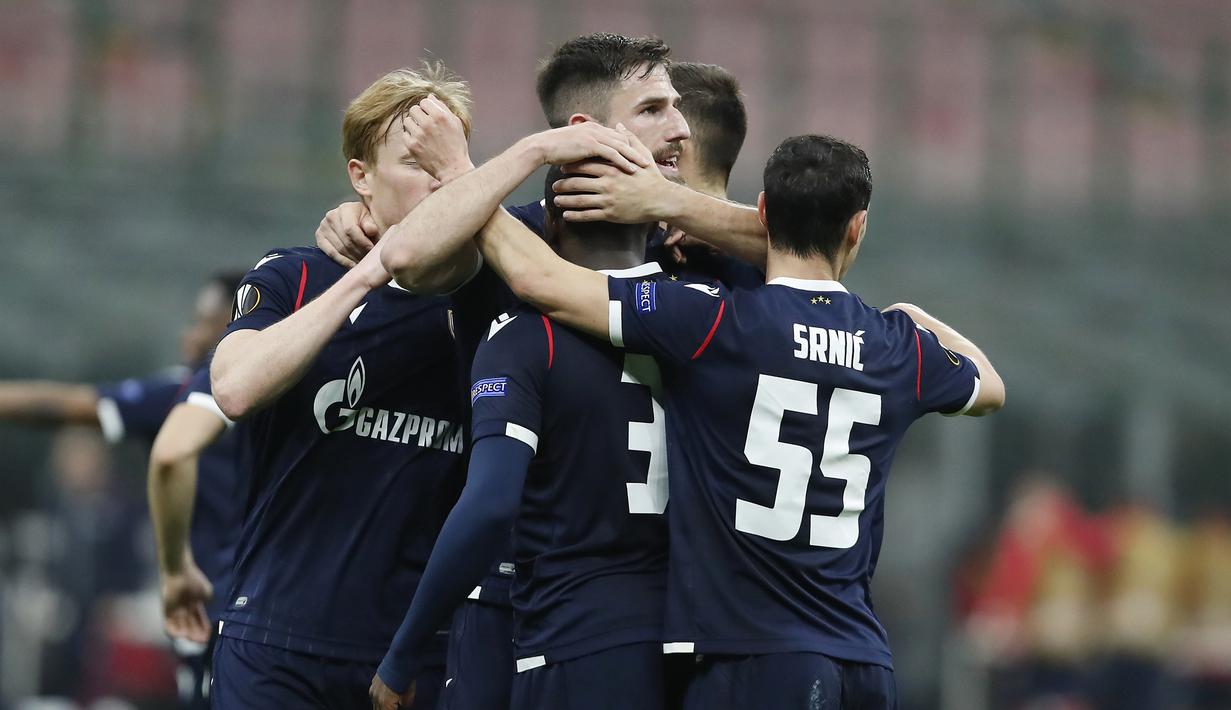 Para pemain Red Star Belgrade marayakan gol penyeimbang 1-1 ke gawang AC Milan yang dicetak striker El Fardou Nabouhane dalam laga leg kedua babak 32 Besar Liga Europa 2020/21 di San Siro Stadium, Kamis (25/2/2021). Red Star Belgrade bermain Imbang 1-1 dengan AC Milan. (AP/Antonio Calanni)