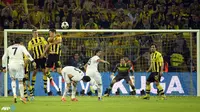 Free kick Cristiano Ronaldo pada semifinal leg pertama Liga Champion antara Borussia Dortmund vs Real Madrid di stadion Signal-Iduna-Park Dortmund, Kamis 25 April 2013. (AFP/Pierre-Philippe Marcou)