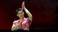 Tunggal putra Indonesia, Jonatan Christie, memakai wristband saat melawan Chico Aura Dwi Wardoyo pada partai final tunggal putra Indonesia Masters 2023 di Istora Gelora Bung Karno, Senayan, Jakarta, Minggu (29/1/2023). Jojo sukses mengunci gelar juara setelah menaklukkan Chico dua game langsung dengan skor 21-15, 21-13.(Bola.com/M Iqbal Ichsan)