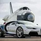 Salah satu mobil tercepat di dunia, Bugatti Chiron adu cepat dengan pesawat luar angkasa di landasan pacu. (source: carscoops.com)