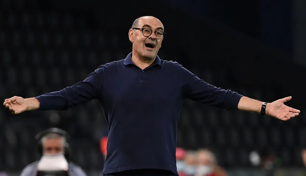 Pelatih Juventus, Maurizio Sarri, memberikan arahan kepada pemainnya saat menghadapi Udinese pada laga lanjutan Serie A di Dacia Arena, Jumat (24/7/2020) dini hari WIB. Juventus kalah 1-2 atas Udinese. (AFP/Marco Bertorello)