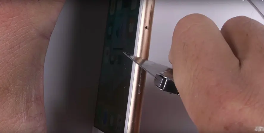 Sisi iPhone 8 yang mudah tergores (JerryRigEverything/ YouTube)