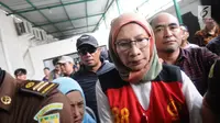 Terdakwa penyebaran berita bohong atau hoaks Ratna Sarumpaet tiba di Pengadilan Negeri Jakarta Selatan, Kamis (28/2). Ratna Sarumpaet berangkat dari Rumah Tahanan Polda Metro Jaya dijemput kendaraan tahanan kejaksaan. (Liputan6.com/Herman Zakharia)