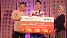 Kevin Sanjaya menerima penghargaan dari Djarum Foundation atas prestasi pada ajang All England 2018 di Galeri Indonesia Kaya, Grand Indonesia, Jakarta (28/3/2018). Kevin menerima deposito sebesar Rp 200 juta. (Bola.com/Nick Hanoatubun)
