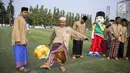 Maskot Liga Santri Nusantara (LSN) bersama santri melakukan persiapan pada pertandingan LSN di Gor Pertamina Simprug, Jakarta, Senin (4/9). LSN digelar atas kerja sama Kemenpora dan diikuti ratusan santri se-DKI. (Liputan6.com/Faizal Fanani)