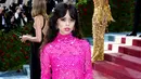 <p>Ini adalah salah satu penampilan pertama Jenna Ortega mengenakan merek desainer besar di red carpet. Seluruh tampilannya ini diciptakan oleh Valentino untuk tema Met Ball's Gilded Glamour.</p>