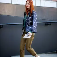 Tampil fashionable saat ke kantor dengan outfit warna vibrant, why not? (Sumber foto: www.flare.com)