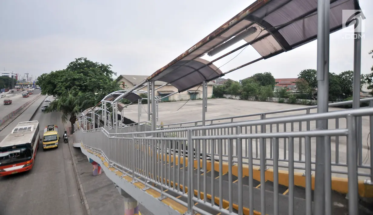 Kendaraan melintas di dekat jembatan penyeberangan orang (JPO) di Jalan Yos Sudarso, Jakarta, Kamis (8/11). Selain rusak pada bagian atap, besi pada JPO tersebut juga sudah berkarat. (Merdeka.com/Iqbal Nugroho)
