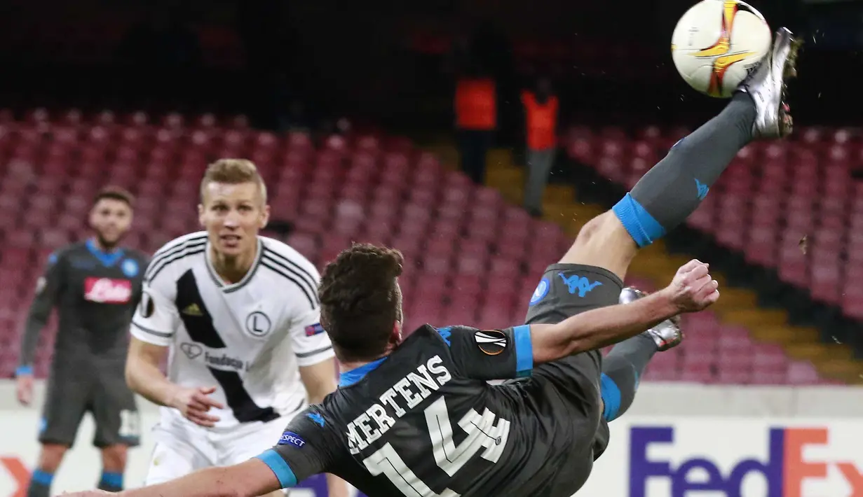 Pemain Napoli, Dries Mertens melakukan tendangan salto ke arah gawang Legia Warsaw pada lanjutan  UEFA Europa League di Stadion San Paolo, Naples, Jumat (11/12/2015) dini hari WIB. (AFP Photo/Carlo Hermann)