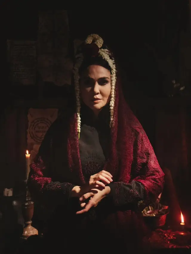 Luna Maya sebagai Suzzanna dalam film Suzzanna: Santet Dosa Di Atas Dosa. (Foto: Dok. Instagram @lunamaya)