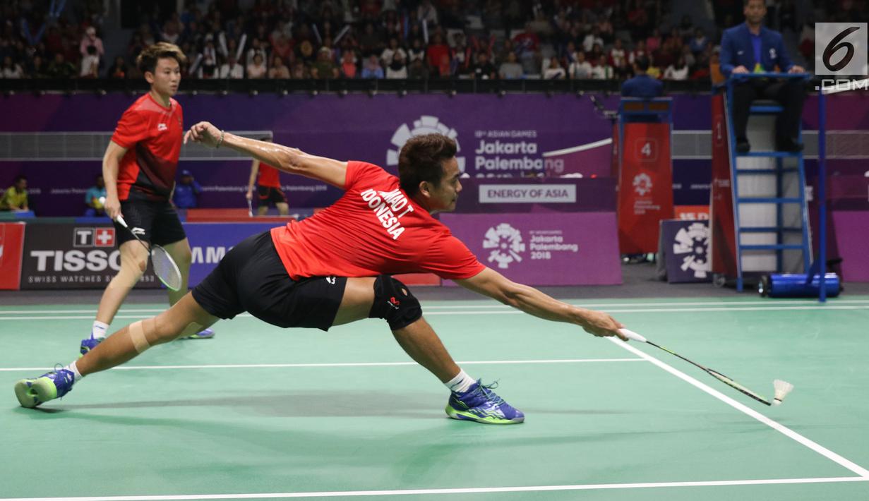 Ganda campuran Indonesia, Tontowi Ahmad/Liliyana Natsir mengembalikan kok ke arah Lee Chun Hei R/Chau Hoi Wah (Hong Kong) di perempat final Bulutangkis Asian Games 2018 di Istora Kompleks GBK, Jakarta, Sabtu (25/8). (Liputan6.com/Helmi Fithriansyah)