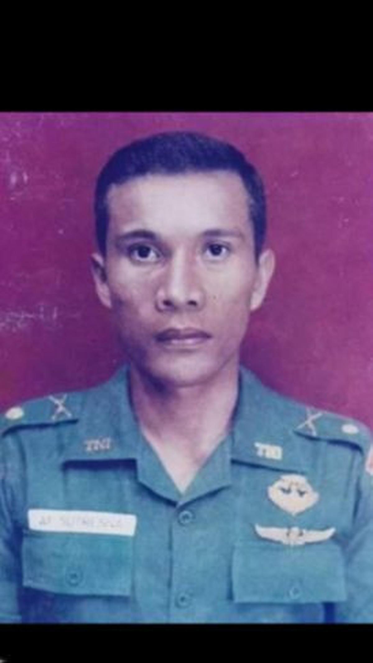 Sementara itu, Ia bertugas memberikan tembakan perlindungan sekaligus mengalihkan perhatian musuh.