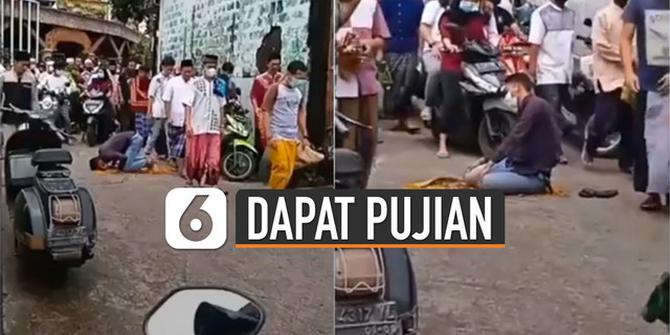 VIDEO: Viral Pria Salat di Jalan, Reaksi Umat Lain Dipuji