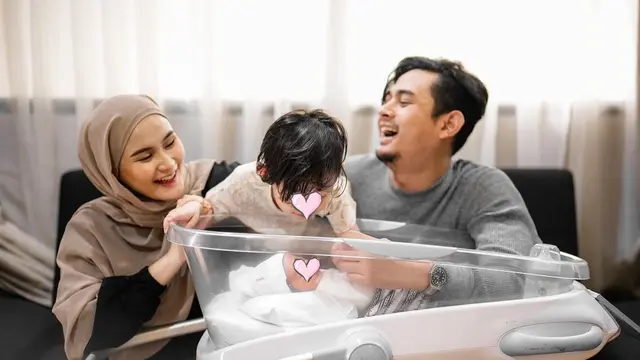 Dikaruniai Anak Kedua, Ini 6 Potret Keluarga Nadya Fricella dan Miqdad Addausy