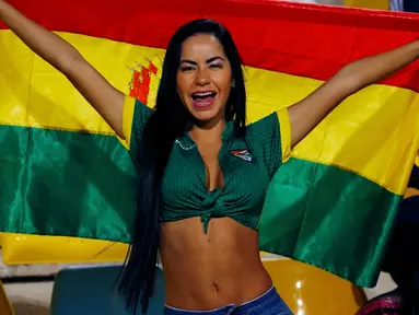 Suporter cantik dan seksi Bolivia bersorak membentangkan bendera negaranya saat menyaksikan laga Timnas Bolivia vs Meksiko di Copa America 2015 di Estadio Sausalito di Vina del Mar, Chile (12/6/2015). (REUTERS/Ivan Alvarado)