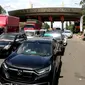 Sejumlah kendaraan terjebak kemacetan saat pemberlakuan sistem buka tutup jalan menuju Pelabuhan Merak, Cilegon, Banten, Jumat (29/4/2022). Sistem buka tutup tersebut membuat kemacetan panjang hingga ke dalam Tol Tangerang-Merak. (Liputan6.com/Angga Yuniar)